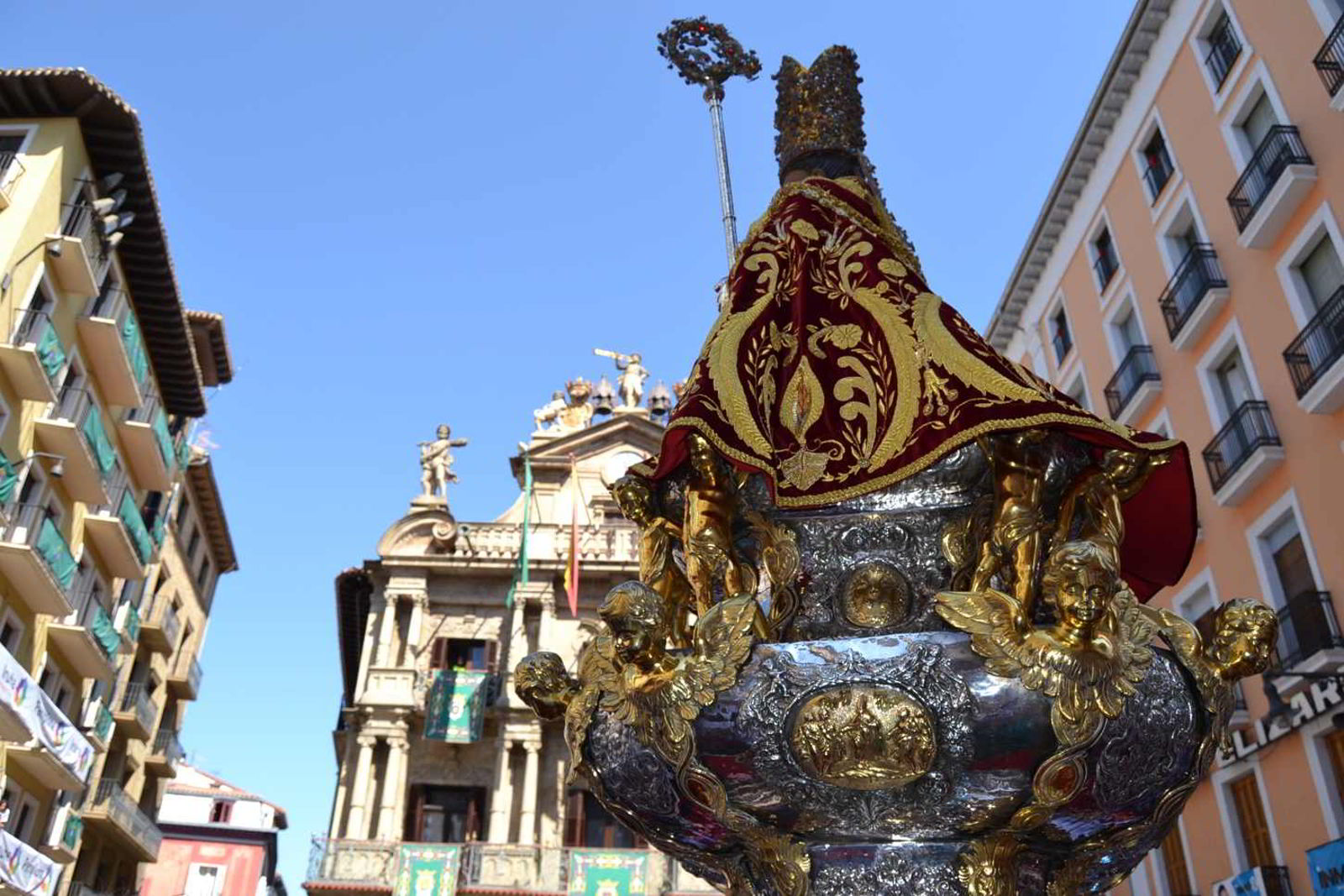 Procesión de San Fermín, un acto intimo y local en una Fiesta Universal
