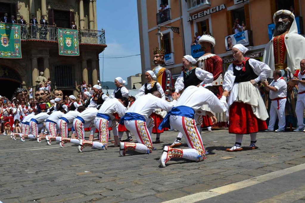 Cómo ven los extranjeros nuestras tradiciones y costumbres Cómo ven los extranjeros nuestras tradiciones y costumbres