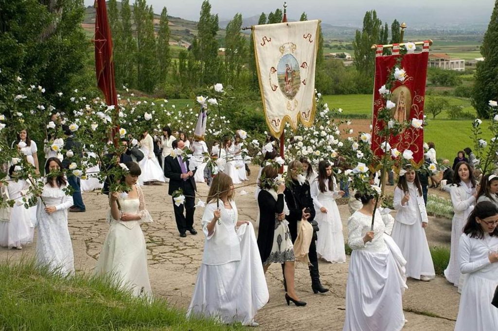 Procesión de las 100 Doncellas de Sorzano, donde tributo, rito y  culto se unen